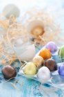 Primer plano de deliciosos huevos de Pascua de chocolate envueltos en papel de aluminio - foto de stock