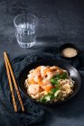 Camarões com macarrão de arroz e verduras em prato — Fotografia de Stock