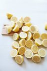 Крупним планом знімок смачного Багато наполовину лимонів — стокове фото
