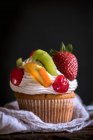 A cupcake with fresh fruit and cream — Stock Photo