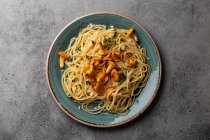 Espaguete de macarrão com cogumelos chanterelle e parmesão — Fotografia de Stock