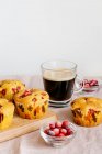 Muffins au curcuma et canneberge — Photo de stock