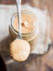 Vista de close-up de manteiga de amendoim caseira — Fotografia de Stock