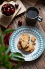 Plan rapproché de délicieux biscuits aux cerises de coco — Photo de stock