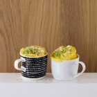 Pasteles de taza salados con calabacín, feta y semillas de sésamo - foto de stock