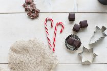 Un arrangement de Noël de moules, craquelins, bonbons et biscuits — Photo de stock