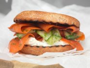 Um bagel de salmão defumado com pepino — Fotografia de Stock