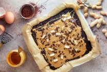 Primer plano de deliciosos brownies de chocolate y cacahuete - foto de stock