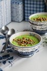 Крем из шпинатного супа с горохом — стоковое фото