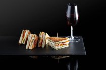 Club-Sandwiches mit Schinken, Tomaten und Ei — Stockfoto