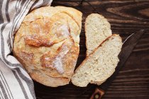 Pão artesanal redondo caseiro — Fotografia de Stock