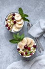 Yogur muesli con arándanos, pistachos y rodajas de plátano - foto de stock