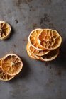 Secado rebanadas de naranja vista de cerca - foto de stock