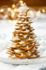 Un sapin en pain d'épice avec sucre glace et perles d'argent pour Noël — Photo de stock