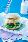 Крупним планом знімок смачних домашніх гамбургерів з чіпсами — стокове фото