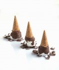 Conos de helado cubiertos de chocolate inclinados al revés - foto de stock