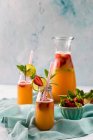 Bebida fresca de verão com bagas e frutas no fundo branco — Fotografia de Stock
