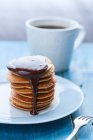 Ein Stapel Pfannkuchen mit Schokoladensoße — Stockfoto