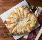Листкове тістечко з яблуком, свіжим сиром і карамеллю — стокове фото