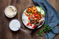Vegetarische Gyros-Schüssel mit Saubohnen, Halloumi, Tzatziki, Hummus — Stockfoto