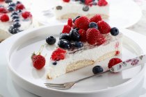 Холодный йогуртовый торт с печеньем, желе и свежими фруктами — стоковое фото