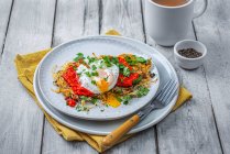 Rosti de batata com chouriço, coentro, molho de pimenta vermelha e ovo escalfado — Fotografia de Stock