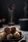 Шоколадные трюфели с какао и орехами — стоковое фото