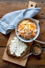 Salada de cenouras e pão de centeio com queijo cottage — Fotografia de Stock