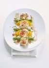 Scallops in sesame coating with green asparagus and oranges — Stock Photo