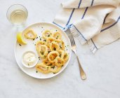 Anelli di calamari fritti con tuffo — Foto stock