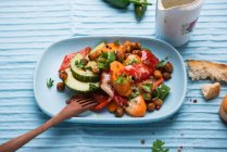 Warmer Salat aus Karotten, Paprika, Chilischoten, Gurken und gerösteten Kichererbsen — Stockfoto
