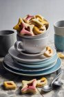 Biscuits au beurre remplis de confiture et décorés de glaçage bicolore — Photo de stock