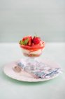 Erdbeer-Vanille-Käsekuchen mit Nuss-Keks-Boden im Glas — Stockfoto