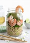 Crevettes géantes et quinoa dans un verre à la chaux et aux petits épinards — Photo de stock