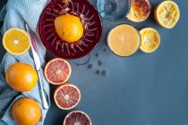 Пресовані апельсини та кров'яні апельсини — стокове фото