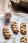 Hausgemachte Plätzchen mit Schokolade und Nüssen auf einem hölzernen Hintergrund — Stockfoto