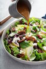 Salada de outono com peras, verduras mistas e noz-pecã caramelizada — Fotografia de Stock