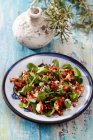 Salat mit Hühnchen und Spinat — Stockfoto