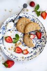 Ginger cookies with vanilla yoghurt strawberries and mint — Stock Photo