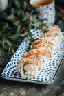 Rotoli di sushi con anguilla, gamberi tempura, formaggio fresco e cetrioli — Foto stock
