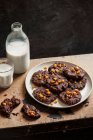 Chocolate escuro e biscoitos salgados com leite — Fotografia de Stock