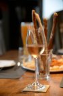 Vino bianco in un bicchiere — Foto stock