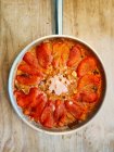 Pimiento rojo y sartén de frijol - foto de stock