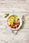 Plan rapproché de délicieuse salade de fruits frais avec noix de coco — Photo de stock