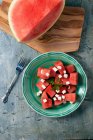 Frische und saftige Wassermelonenscheiben auf einem Teller — Stockfoto