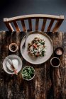 Insalata con miglio, ricotta, spinaci e fichi — Foto stock