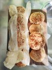 Rolo de pão com sementes de gergelim e sementes de girassol — Fotografia de Stock