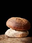 Два хліба кислого хліба на дерев'яному столі — стокове фото