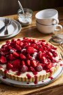Tarte aux fraises à la vanille sur une table rustique en bois — Photo de stock