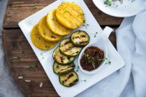Gegrillte Polenta- und Zucchinischeiben mit Sonnenblumenkernen und Tomatenpesto (vegan)) — Stockfoto